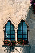 Lago di Garda, Costa degli Ulivi - Centro Storico di Garda, piazza Catullo.